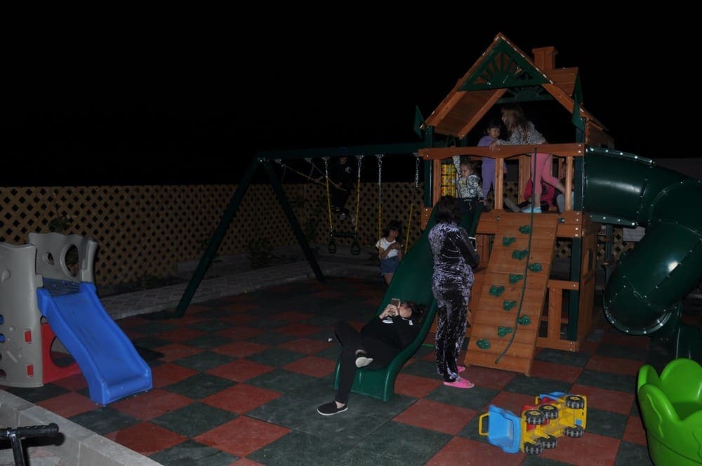 Детская площадка ночью в доме отдыха Робинзон на Алаколе