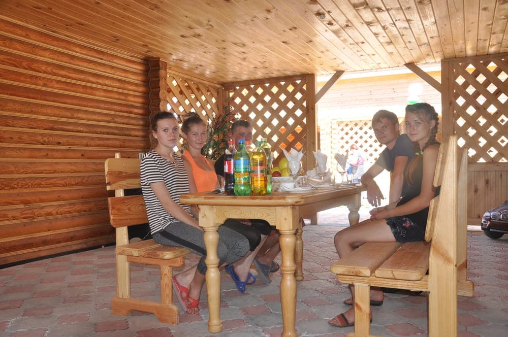 Наши гости в беседках на озере Алаколь в зоне отдыха Робинзон