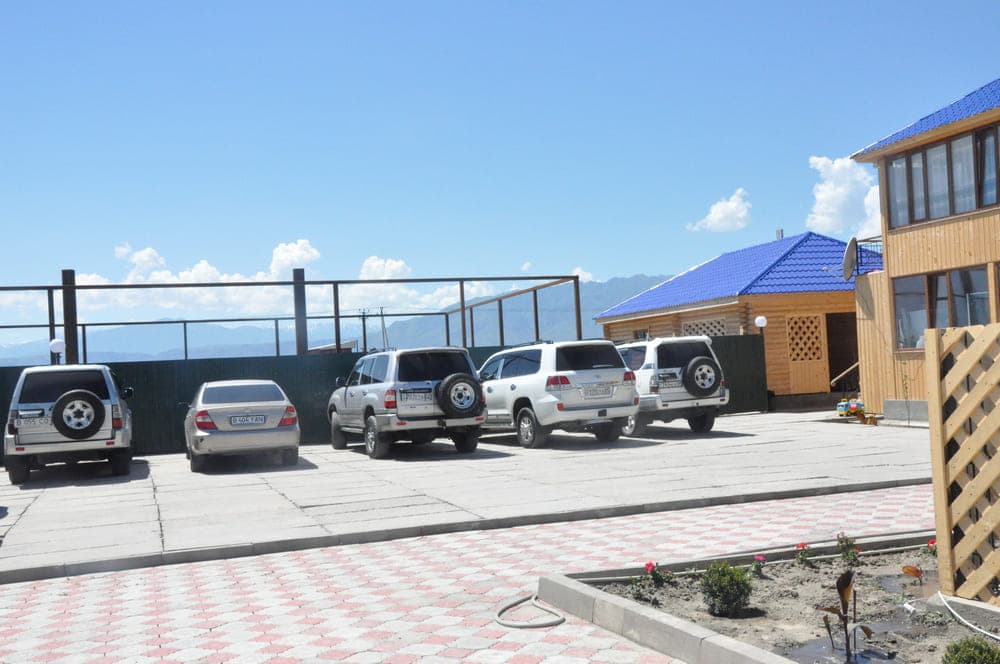 Парковка на озере Алаколь в зоне отдыха Robinzon